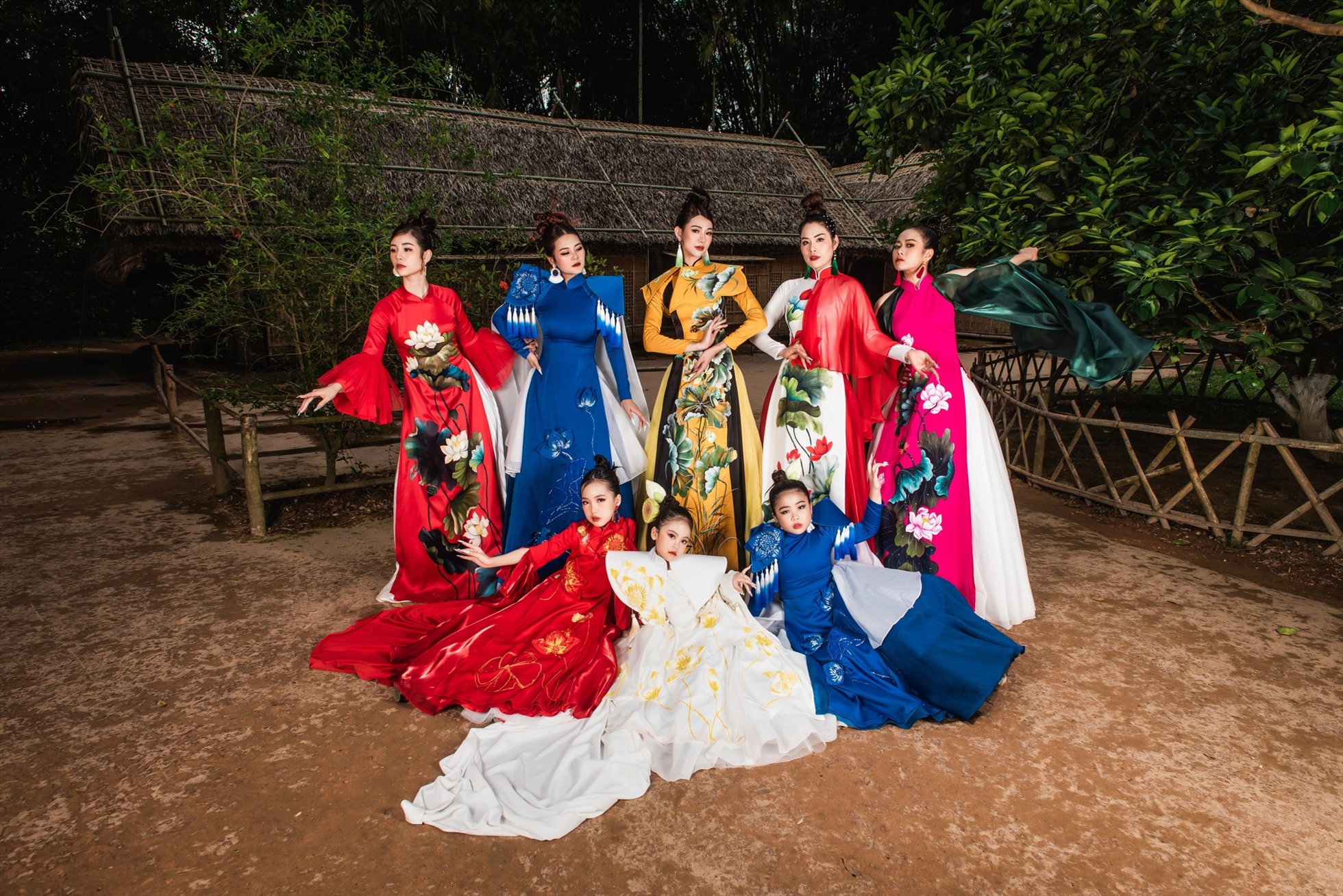 Nhà thiết kế Thạch Linh cùng dàn người mẫu thể hiện bộ sưu tập mới. Ảnh: Cuốn Ratio