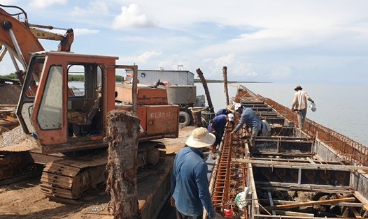 Gấp rút thi công kè đê biển Tây trước mùa mưa bão tại tỉnh Cà Mau. Ảnh: Nhật Hồ