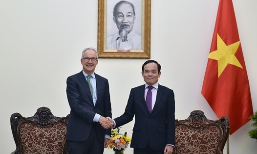 Phó Thủ tướng Trần Lưu Quang và Đặc Phái viên Đông Nam Á của Chính phủ Australia Nicholas Moore. Ảnh: VGP