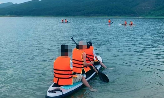 Hoạt động chèo thuyền tự phát trên hồ Yên Lập. Ảnh: Người dân cung cấp