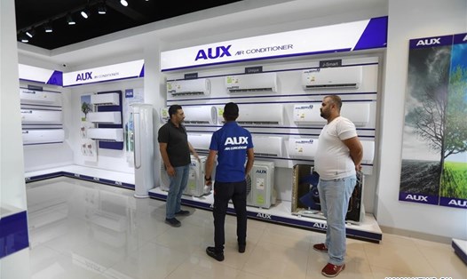 Khách hàng lựa chọn điều hòa không khí AUX tại một cửa hàng ở Baghdad, Iraq. Ảnh: Xinhua