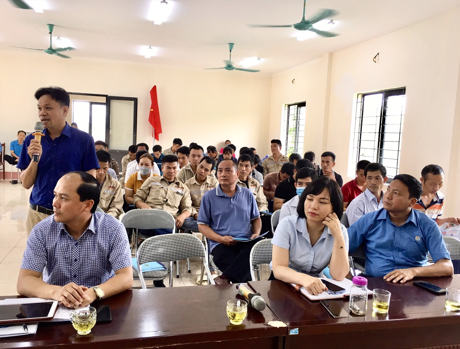 Người lao động trên địa bàn tỉnh Lào Cai được giải đáp những vướng mắc về chính sách bảo hiểm xã hội. Ảnh: LĐLĐ tỉnh Lào Cai.