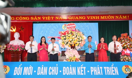 Đại diện lãnh đạo LĐLĐ tỉnh Ninh Bình tặng hoa chúc mừng Đại hội Công đoàn ngành Y tế tỉnh Ninh Bình lần thứ VII, nhiệm kỳ 2023-2028. Ảnh: Diệu Anh