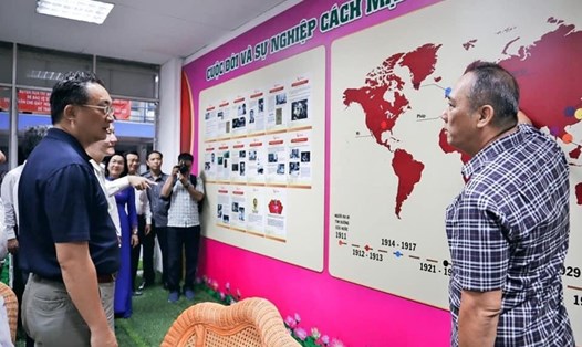 Ông Củ Phát Nghiệp (bìa phải) giới thiệu với Ban Giám đốc Công ty PouYuen 
về “Không gian văn hóa Hồ Chí Minh” được CĐCS trưng bày trong khuôn viên công ty. Ảnh: Đức Long