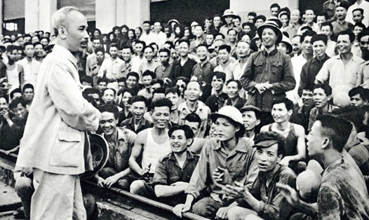 Chủ tịch Hồ Chí Minh đến thăm Nhà máy Xe lửa Gia Lâm (ngày 19.5.1955). 
Ảnh: Tư liệu TTXVN