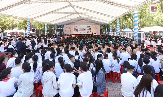 2.000 học sinh Nghệ An tham gia diễn đàn phòng, chống bạo lực học đường. Ảnh: Quang Đại