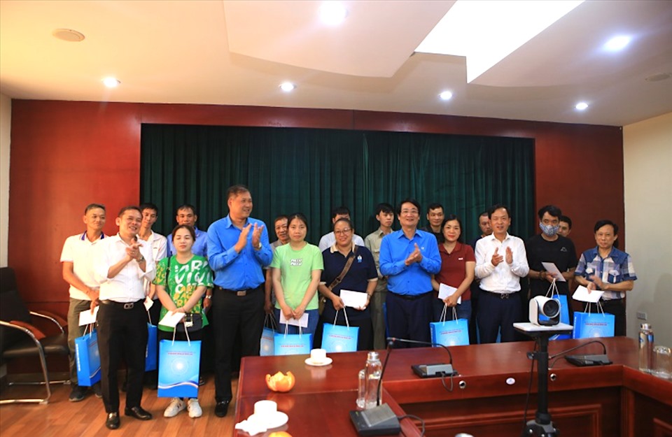 Lãnh đạo Tổng LĐLĐVN, Công đoàn Tổng Công ty Hàng hải Việt Nam, lãnh đạo Cảng Hải Phòng tặng quà đoàn viên. Ảnh: Công đoàn Hàng hải Việt Nam