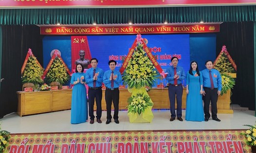Lãnh đạo LĐLĐ Quảng Bình tặng hoa chúc mừng đại hội. Ảnh: Hồng Thiệu