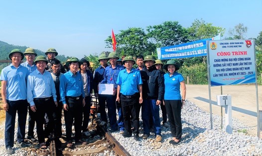 Đoàn công tác của Công đoàn Đường sắt Việt Nam trao quà cho Đội thi công thuộc Công ty CP Đường sắt Nghệ Tĩnh. Ảnh: Hải Đăng
