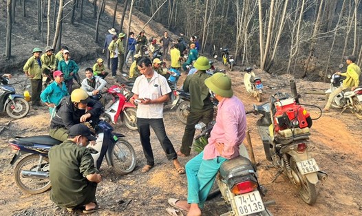 Vì đám cháy cách xa khu dân cư, địa hình khó nên các lực lượng chữa cháy rừng bằng các phương pháp thủ công. Ảnh: Người dân cung cấp