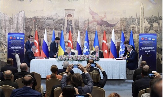 Nga và Ukraina ký một thỏa thuận với Thổ Nhĩ Kỳ và Liên Hợp Quốc về việc vận chuyển ngũ cốc, thực phẩm và phân bón của Ukraina tới các thị trường quốc tế qua Biển Đen tại Istanbul ngày 22.7.2022. Ảnh: Xinhua