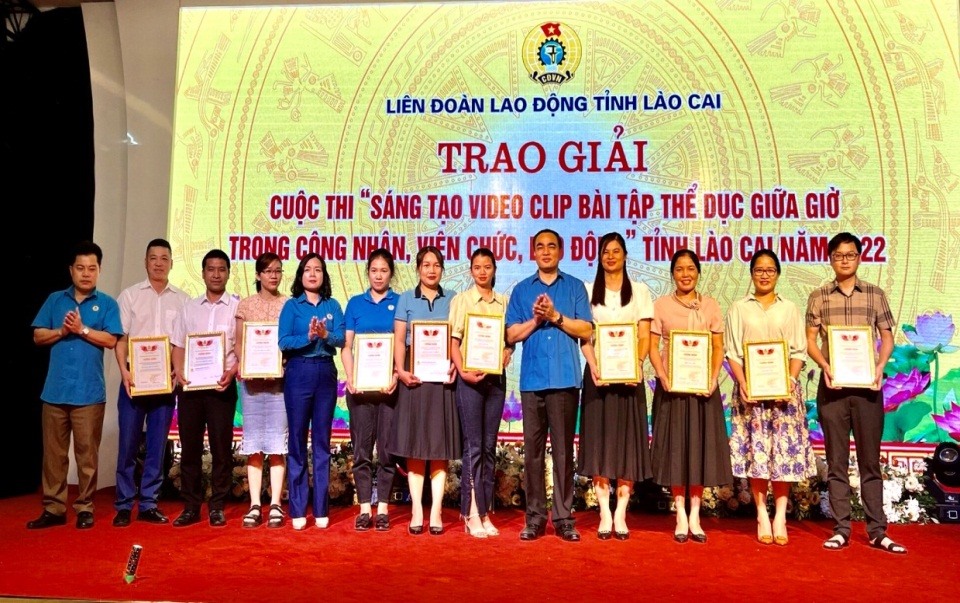 Lãnh đạo LĐLĐ tỉnh Lào Cai trao giải Cuộc thi “Sáng tạo video clip bài tập thể dục giữa giờ trong CNVCLĐ”cho các đơn vị đạt giải. Ảnh: LĐLĐ tỉnh Lào Cai