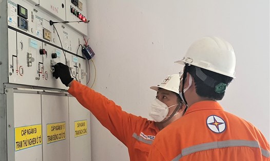 Nhân viên EVNHCMC kiểm tra các tủ điện để bảo đảm cung cấp điện ổn định. Ảnh: Đức Long