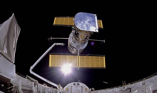 Kính viễn vọng Không gian Hubble được triển khai từ khoang chở hàng của tàu con thoi Discovery trong nhiệm vụ STS-31 vào ngày 25.4.1990. Ảnh: NASA