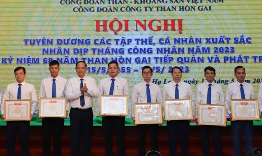 Công ty Than Hòn Gai - TKV tuyên dương khen thưởng các tập thể, cá nhân xuất sắc nhân dịp Tháng Công nhân 2023. Ảnh: Công đoàn TKV