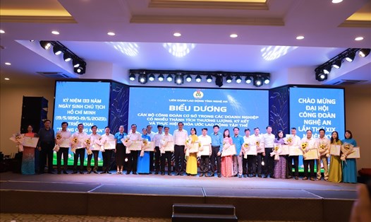 LĐLĐ tỉnh Nghệ An biểu dương 38 cán bộ công đoàn có nhiều thành tích trong thương lượng, ký kết thỏa ước lao động tập thể. Ảnh: Quỳnh Trang