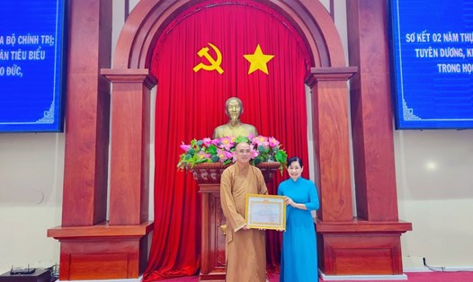 Lãnh đạo Tỉnh ủy Tiền Giang tuyên dương Đại đức Thích Minh Phước về thành tích học tập và làm theo đạo đức, phong cách Hồ Chí Minh. Ảnh: Liên Hoa