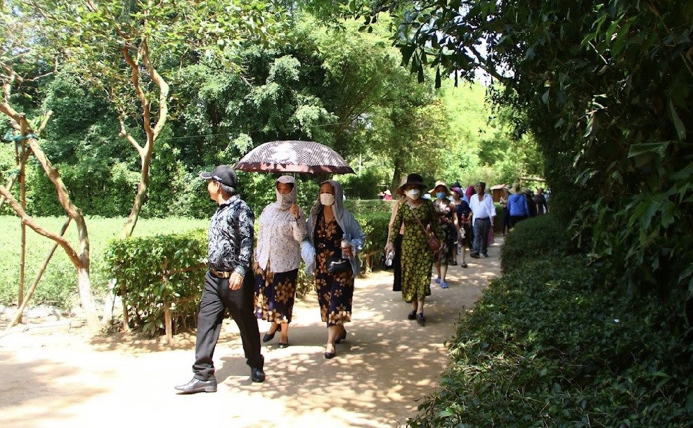 Ngày 18.5 có hàng nghìn du khách khắp mọi miền đất nước hành hương về thăm quê Bác. Ảnh: Quỳnh Trang