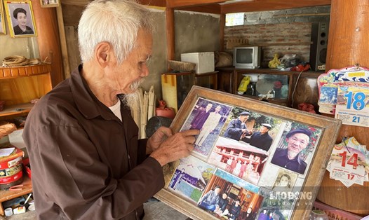 Cụ Hoàng Ngọc bên những tấm ảnh kỷ niệm trong một lần gặp lại Bác Hồ.