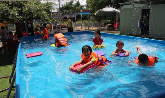 Dạy bơi giúp các em học sinh ở Gia Lai phòng tránh tai nạn đuối nước. Ảnh Thanh Tuấn