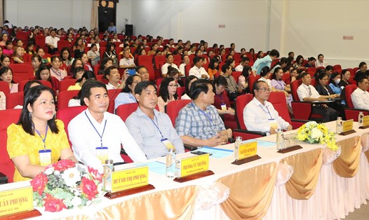 Các đại biểu là lãnh đạo Sở Giáo dục và Đào tạo 12 tỉnh ĐBSCL tham dự hội thảo. Ảnh: Nhật Hồ