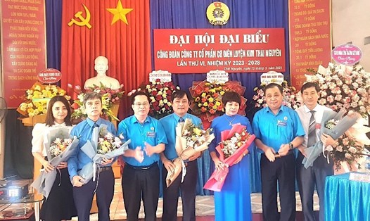 Lãnh đạo Công đoàn Công Thương Việt Nam tặng hoa chúc mừng Công đoàn Công ty Cổ phần Cơ điện – Luyện kim Thái Nguyên nhiệm kỳ 2023-2028. Ảnh: Công đoàn Công Thương Việt Nam
