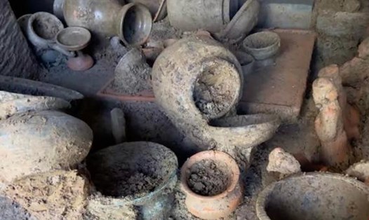 Các di vật được phát hiện trong mộ cổ thời nhà Hán ở Trùng Khánh, Trung Quốc. Ảnh: China News