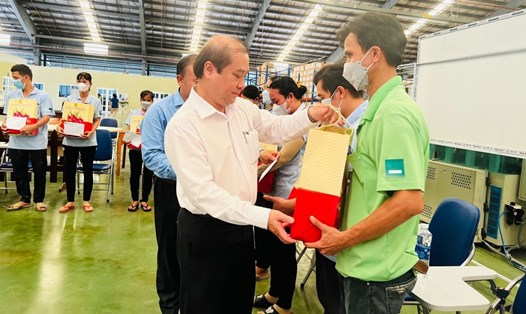 Ông Trình Lam Sinh, Phó Trưởng Đoàn Đại biểu Quốc hội tỉnh An Giang trao quà cho đoàn viên, người lao động. Ảnh: Cẩm Tú