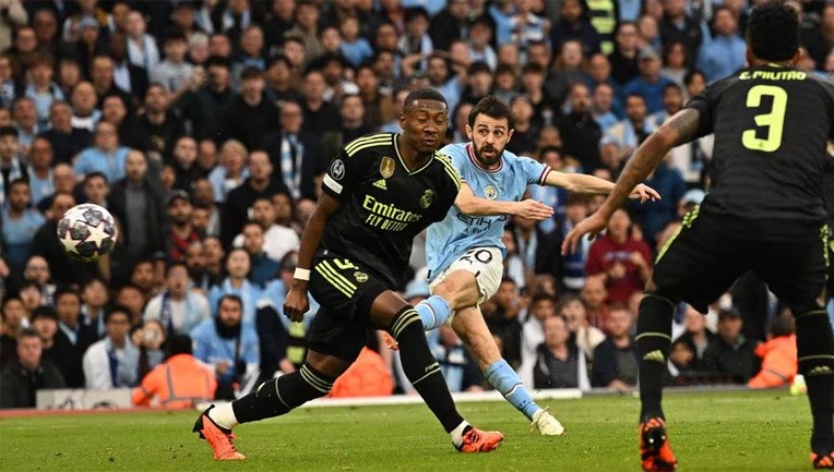 Hàng thủ Real Madrid chỉ biết chịu trận trước Man City. Ảnh: UEFA