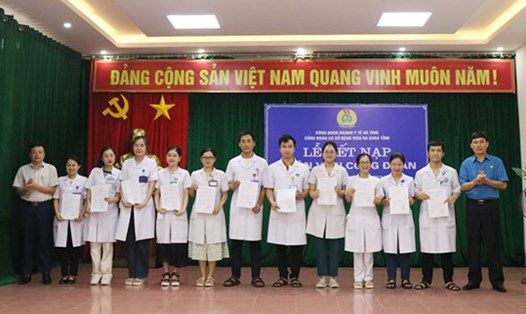 Trao quyết định kết nạp 44 đoàn viên vào Công đoàn cơ sở Bệnh viện Đa khoa tỉnh Hà Tĩnh. Ảnh: Hạnh Loan.
