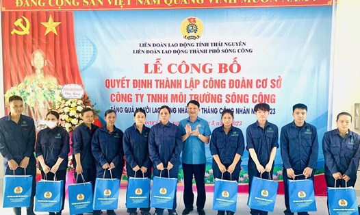 Lãnh đạo LĐLĐ tỉnh Thái Nguyên trao quà cho các đoàn viên công đoàn có hoàn cảnh khó khăn. Ảnh: Minh Hạnh