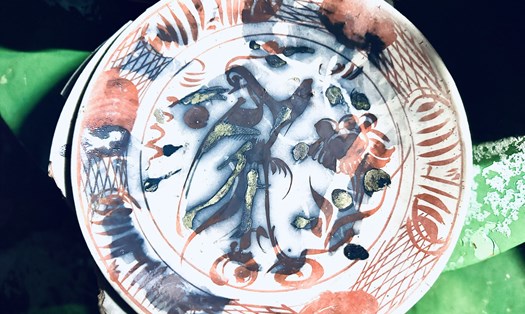 Nhiều đĩa gốm sứ nghi là cổ vật bị Bộ đội Biên phòng tỉnh Quảng Ngãi tạm giữ do ngư dân khai thác trái phép. Ảnh: Ngọc Viên