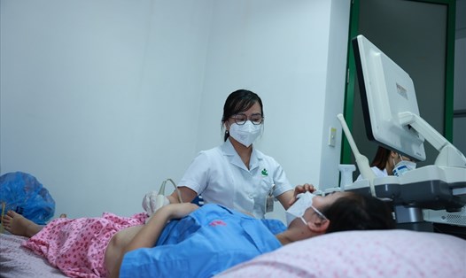 Công đoàn phối hợp tổ chức khám thai miễn phí cho công nhân khu công nghiệp. Ảnh: Hải Nguyễn