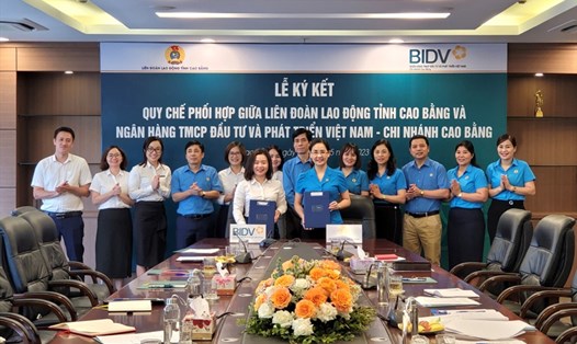 Liên đoàn Lao động tỉnh Cao Bằng vừa ký kết quy chế phối hợp với ngân hàng BIDV. Ảnh: Tân Văn.