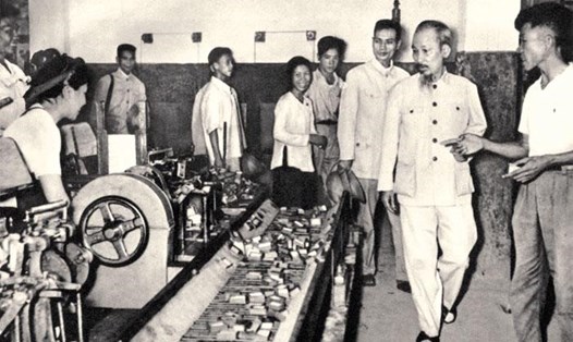 Bác Hồ thăm Nhà máy Diêm Thống Nhất những năm đầu khôi phục kinh tế (1956). Ảnh: Tư liệu TTXVN