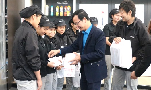 Lãnh đạo Công đoàn các Khu công nghiệp tỉnh Hưng Yên tặng quà CNLĐ có hoàn cảnh khó khăn. Ảnh: Phương Nam