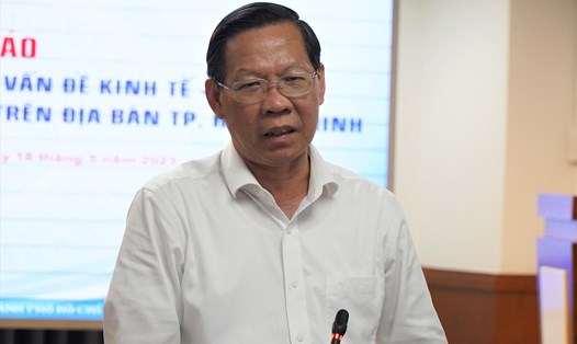 Chủ tịch UBND TP Hồ Chí Minh Phan Văn Mãi phát biểu tại họp báo.  Ảnh: Phương Ngân