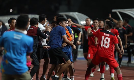 Liên đoàn bóng đá châu Á sẽ điều tra về hành vi bạo lực diễn ra ở trận U22 Thái Lan vs U22 Indonesia tối 16.5. Ảnh: Thanh Vũ
