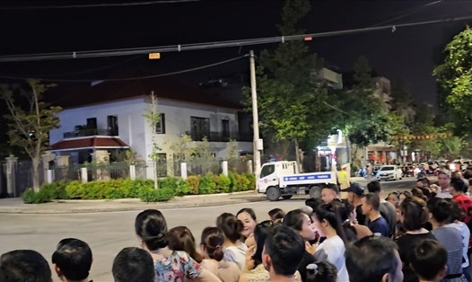 Tối 18.5, khu vực nhà riêng của ông Nguyễn Văn Vịnh, cựu Bí thư Tỉnh ủy Lào Cai đã bị cảnh sát phong toả. Ảnh: Tân Văn.