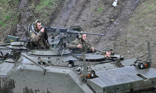 Quân nhân Ukraina huấn luyện trên xe bọc thép chở quân, ngày 6.4.2023. Ảnh: AFP