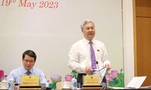 Ông Trần Văn Lâm, Ủy viên Thường trực Ủy ban Tài chính - Ngân sách tại cuộc họp báo. Ảnh: Phạm Đông
