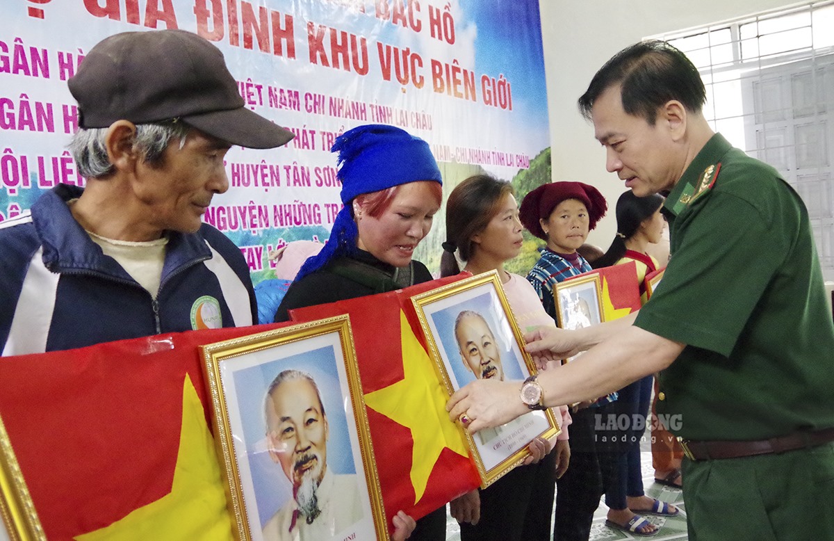 Cờ Tổ quốc và ảnh Bác Hồ luôn là biểu tượng thiêng liêng trong mỗi gia đình của đồng bào nơi biên giới Tây Bắc. Ảnh: Đức Duẩn