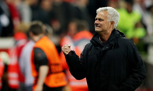 Jose Mourinho không ăn mừng một cách quá phấn khích. Ảnh: UEFA