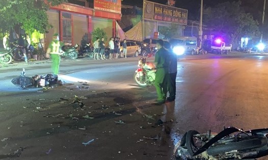 Hiện trường vụ tai nạn trên Quốc lộ 6 khiến 2 người chết, 2 người bị thương. Ảnh: Minh Nguyễn.