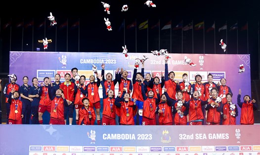 Đội tuyển bóng đá nữ Việt Nam nhận Huy chương Vàng.