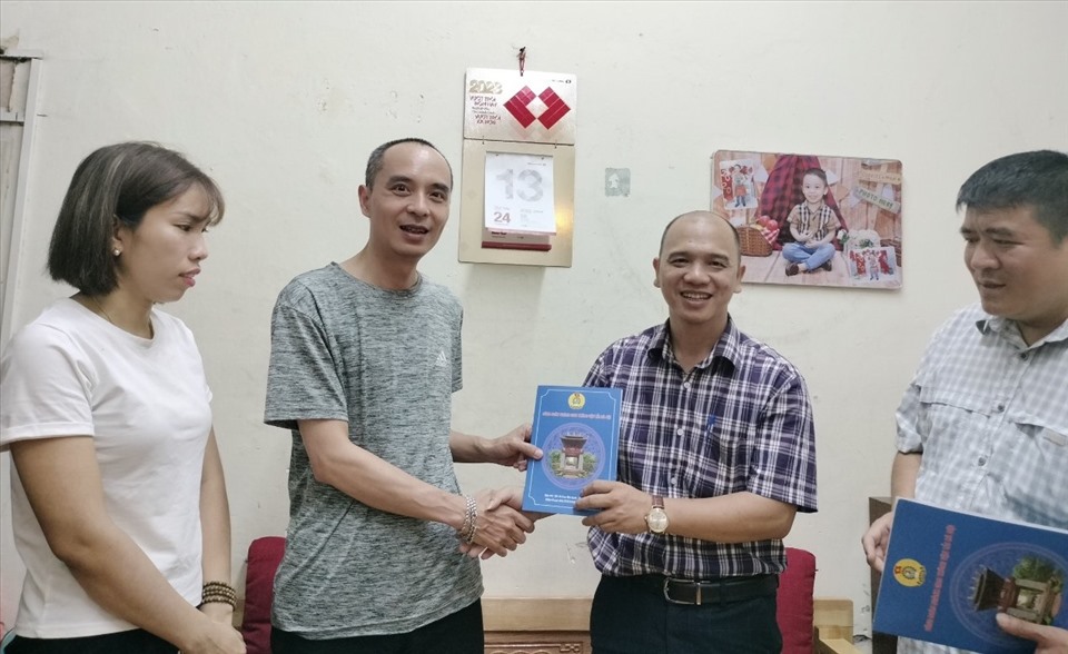 Phó Chủ tịch Công đoàn ngành Giao thông Vận tải Hà Nội Ngô Minh Hoàn (thứ 2 từ phải sang) trao quà của Công đoàn ngành cho đoàn viên khó khăn thuộc Nghiệp đoàn lái xe ô tô công nghệ Hà Nội. Ảnh: CĐCS