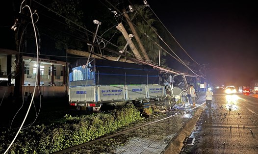 Hiện trường vụ xe tải tông gãy 2 trụ điện trung thế khiến hơn 8.600 hộ dân mất điện. Ảnh: Hà Anh Chiến