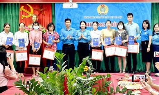 Công đoàn ngành Giáo dục Hà Nội tặng quà hỗ trợ cho đoàn viên, người lao động nhân Tháng Công nhân 2023. Ảnh: CĐGD Hà Nội