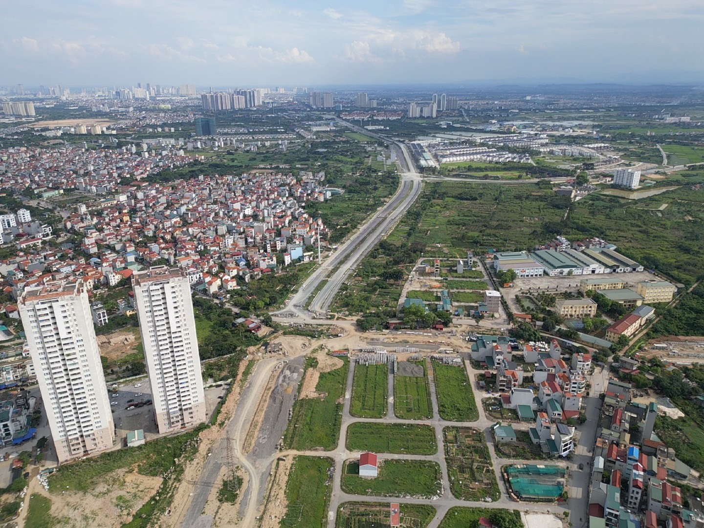 Vành đai 3,5 ngổn ngang sau nhiều năm thi công. Ảnh: Vĩnh Hoàng