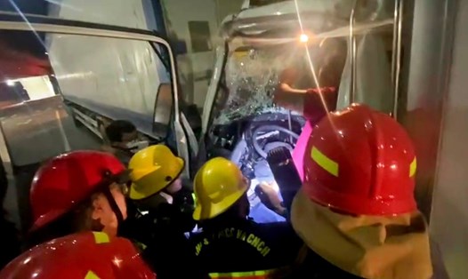 Lực lượng cứu hộ đang nỗ lực cứu tài xế xe đông lạnh kẹt cứng trong cabin sau tai nạn. Ảnh: Phương Linh